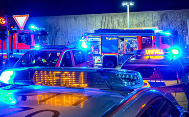 Tödlicher Unfall auf der B312 direkt an der Flughafenfeuerwache - Kollision mit 2 Fahrzeugen auf Kreuzung vor Flughafentunnel