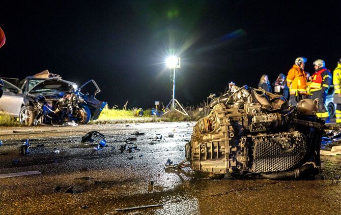 Schwerer Unfall mit drei Pkw und sieben Verletzten, B 14, Backnang-Waldrems, 17.11.2024.