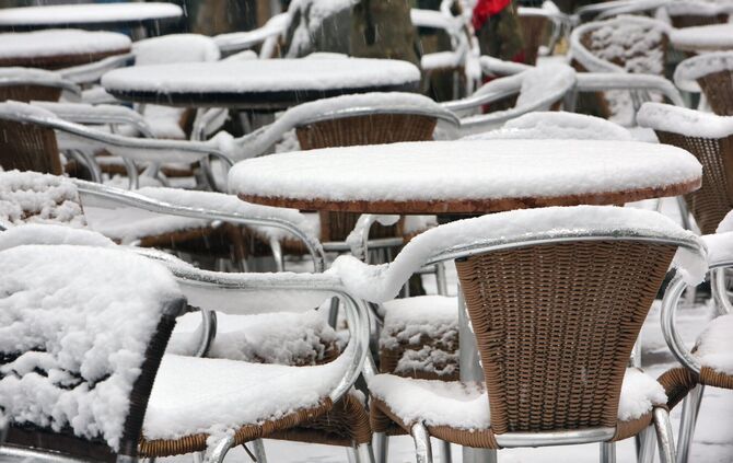 Schmuckbild Schnee Strassencafe Winter Wetter