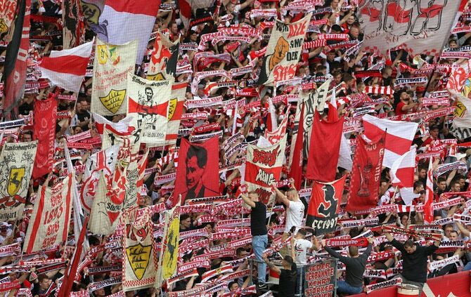 VfB Symbolbild Ultra Ultras Cannstatter Kurve Fans Schal Fahnen
