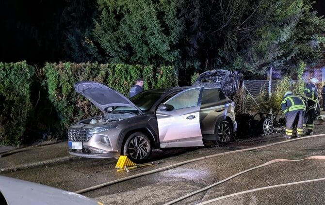 Feuerwehr Waiblingen Blumenstraße Auto ausgebrannt - 1