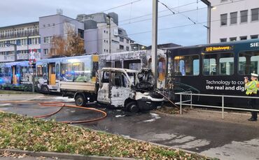 Stadtbahn gegen kleinlaster, der fängt Feuer, s-vaihingen am wallgraben