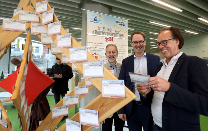 Der 12. Kinderwunschstern wurde vom Stiphtungsgründer Christoph Sonntag, OB Sebastian Wolf und Reinhard Bihlmeyer vom Kreisdiako