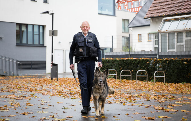 Hundeführer Werner Jenisch (62) und Diensthund Howi (11) von der Ortspolizei Waiblingen, 14.11.2024.