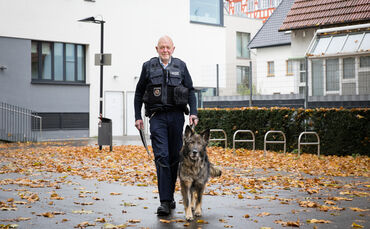 Hundeführer Werner Jenisch (62) und Diensthund Howi (11) von der Ortspolizei Waiblingen, 14.11.2024.