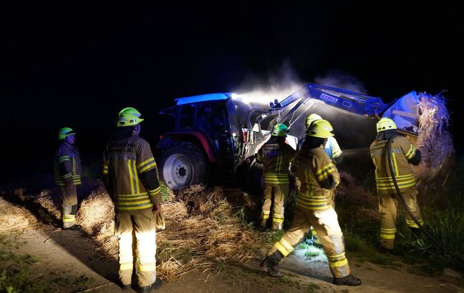 Kernen-Stetten: Strohballen brannte – Bauer und Feuerwehr verhindern schlimmeres