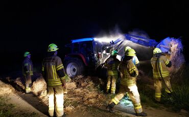 Kernen-Stetten: Strohballen brannte – Bauer und Feuerwehr verhindern schlimmeres 