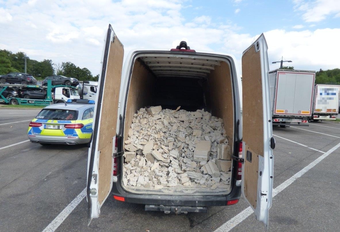 Völlig überladener Transporter auf der A8 am Autobahnkreuz Stuttgart