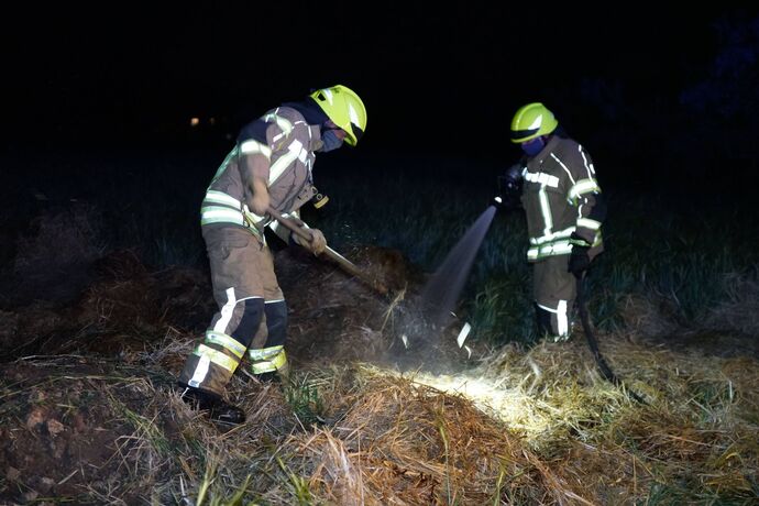 Kernen-Stetten: Strohballen brannte – Bauer und Feuerwehr verhindern schlimmeres