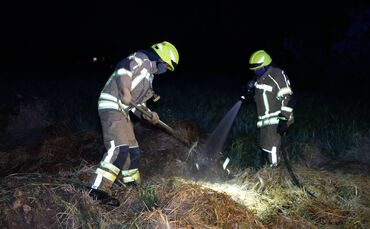 Kernen-Stetten: Strohballen brannte – Bauer und Feuerwehr verhindern schlimmeres