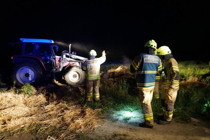 Kernen-Stetten: Strohballen brannte – Bauer und Feuerwehr verhindern schlimmeres