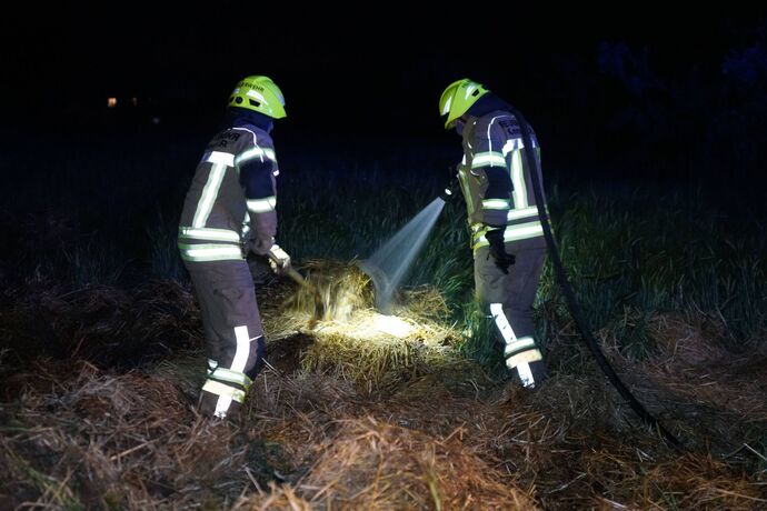 Kernen-Stetten: Strohballen brannte – Bauer und Feuerwehr verhindern schlimmeres