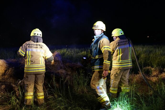 Kernen-Stetten: Strohballen brannte – Bauer und Feuerwehr verhindern schlimmeres
