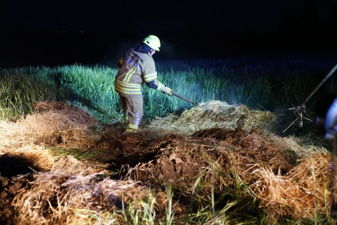 Kernen-Stetten: Strohballen brannte – Bauer und Feuerwehr verhindern schlimmeres