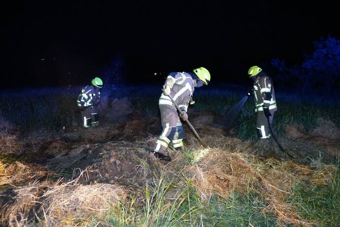 Kernen-Stetten: Strohballen brannte – Bauer und Feuerwehr verhindern schlimmeres