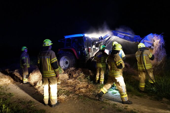 Kernen-Stetten: Strohballen brannte – Bauer und Feuerwehr verhindern schlimmeres