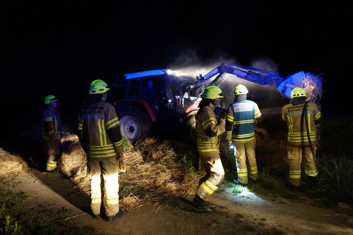 Kernen-Stetten: Strohballen brannte – Bauer und Feuerwehr verhindern schlimmeres