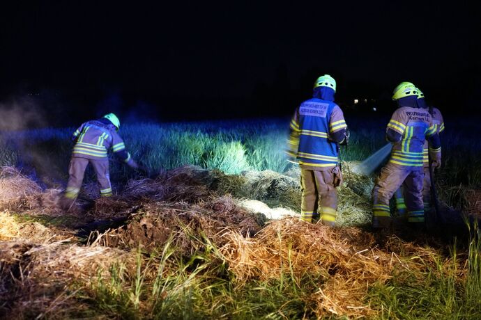 Kernen-Stetten: Strohballen brannte – Bauer und Feuerwehr verhindern schlimmeres