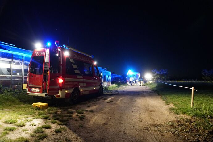 Kernen-Stetten: Strohballen brannte – Bauer und Feuerwehr verhindern schlimmeres