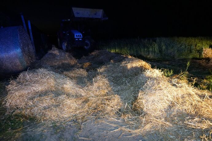 Kernen-Stetten: Strohballen brannte – Bauer und Feuerwehr verhindern schlimmeres