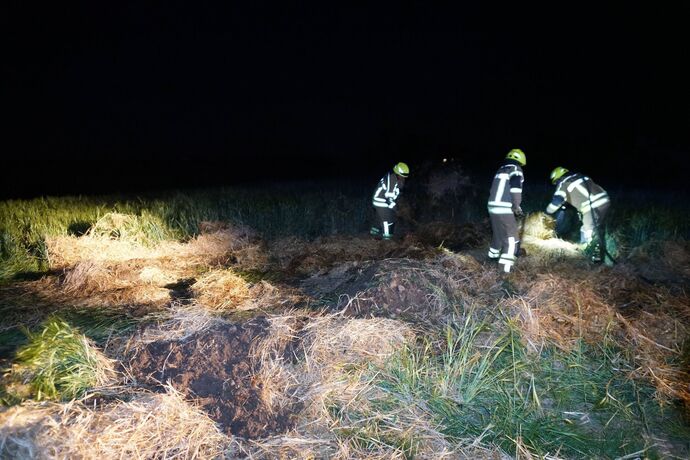 Kernen-Stetten: Strohballen brannte – Bauer und Feuerwehr verhindern schlimmeres