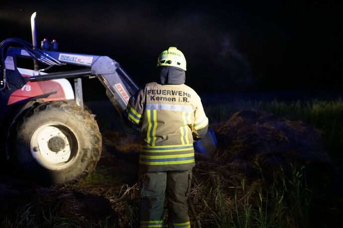 Kernen-Stetten: Strohballen brannte – Bauer und Feuerwehr verhindern schlimmeres