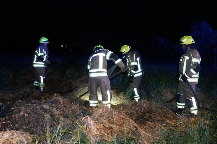 Kernen-Stetten: Strohballen brannte – Bauer und Feuerwehr verhindern schlimmeres