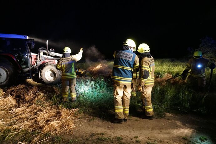 Kernen-Stetten: Strohballen brannte – Bauer und Feuerwehr verhindern schlimmeres