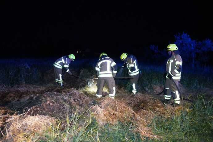 Kernen-Stetten: Strohballen brannte – Bauer und Feuerwehr verhindern schlimmeres