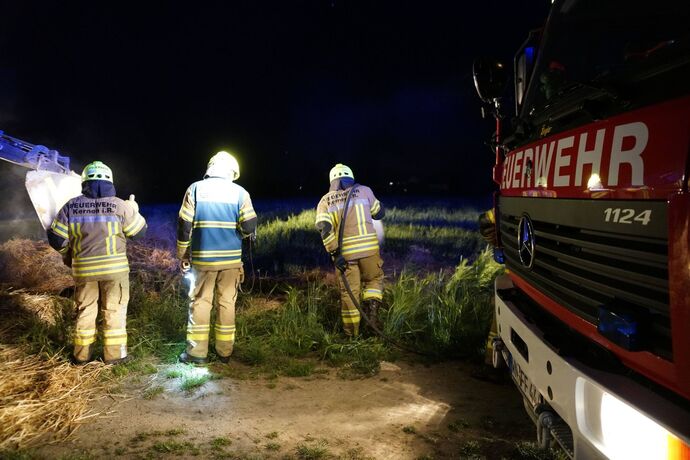 Kernen-Stetten: Strohballen brannte – Bauer und Feuerwehr verhindern schlimmeres