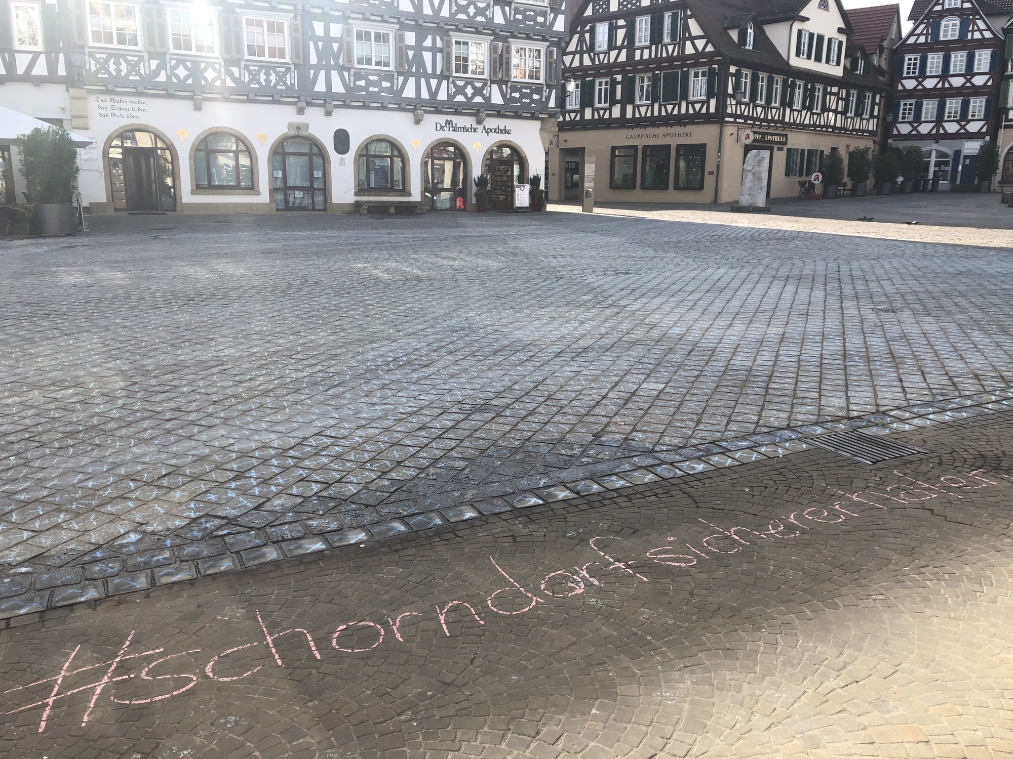 Wer Hat Die 37 000 Kreidekreuze Auf Den Schorndorfer Marktplatz Gemalt Schorndorf Zeitungsverlag Waiblingen