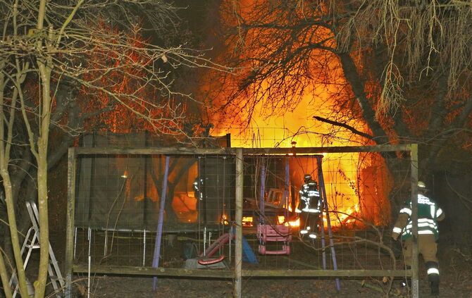 Gartenhausbrand in Hausen - Hütte beim Eintreffen der Feuerwehr im Vollbrand
