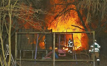 Gartenhausbrand in Hausen - Hütte beim Eintreffen der Feuerwehr im Vollbrand