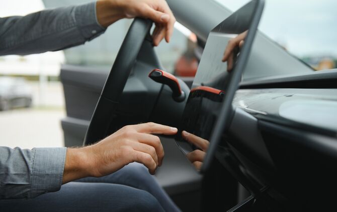 Autofahrer Lenkrad Symbolfoto