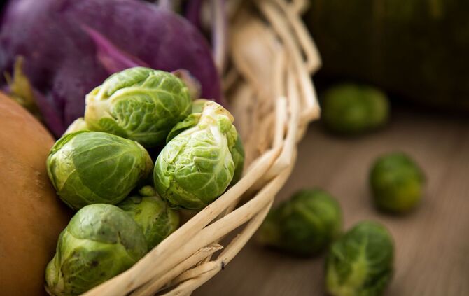 Rosenkohl liegt in einem Gemüsekorb.