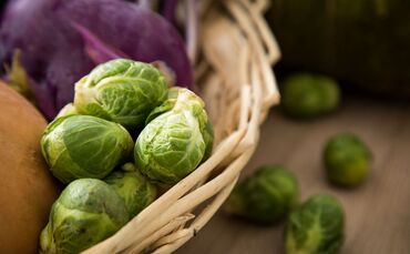 Rosenkohl liegt in einem Gemüsekorb.