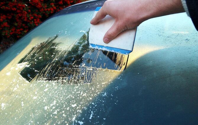 Featurebild Eiskratzen Auto im Winter Eis