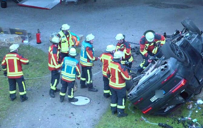 Audi stürzt von Brücke! Durchbricht Brückengeländer und stürzt in die Tiefe auf Fußweg unterhalb der Brücke - Familie - 2 Erwach