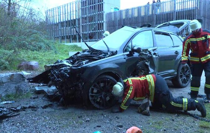 Audi stürzt von Brücke! Durchbricht Brückengeländer und stürzt in die Tiefe auf Fußweg unterhalb der Brücke - Familie - 2 Erwach