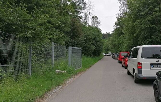 Schlange an der Deponie Schorndorf am 22.05.2020