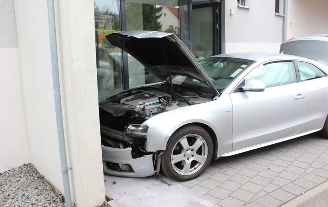 Grossbottwar: PKW kracht in Hauswand