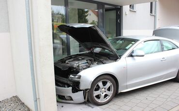 Grossbottwar: PKW kracht in Hauswand