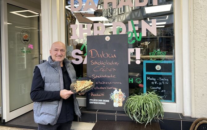 Stefanos Arampatzis vekauft im „Papa's Crêpes- Shop" Dubai-Schokoladen-Crêpes.
