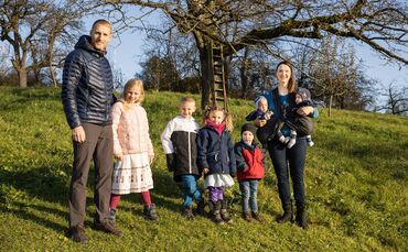 Familie Fetzer: v.l. Daniel, Naomi, Josua, Filia, David und Anne-Sophie Fetzer mit ihren beiden 11 Monate alten Zwillingen Samue