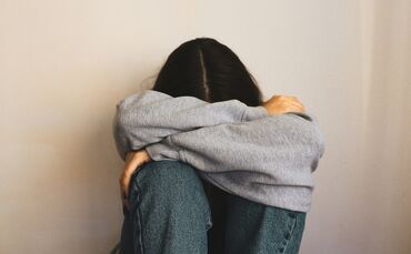 Symbol Symbolbild Jugendliche Mädchen traurig psychische Probleme Unsplash