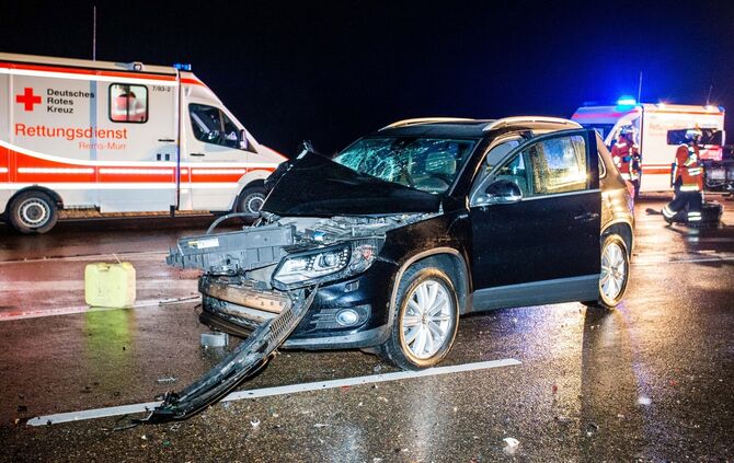 SUV prallt gegen Traktor, dieser faellt um, 2 Verletzte, B 14, Backnang, Rems-Murr-Kreis, 29.10.2018.
