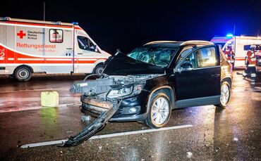 SUV prallt gegen Traktor, dieser faellt um, 2 Verletzte, B 14, Backnang, Rems-Murr-Kreis, 29.10.2018.