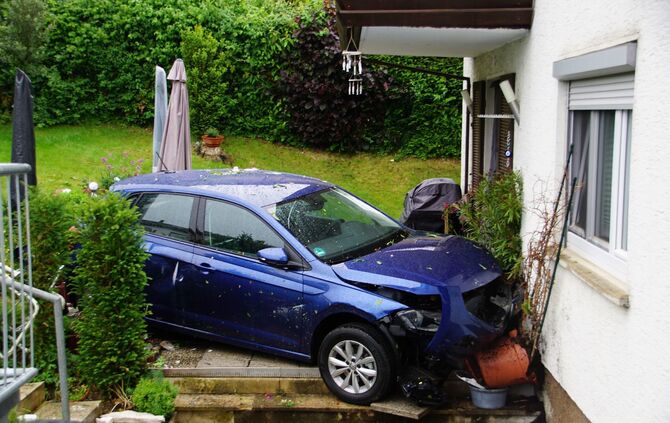 Remseck: PKW schanzt durch Gartzen und kracht in Hauswand