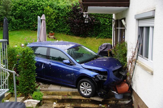 Remseck: PKW schanzt durch Gartzen und kracht in Hauswand