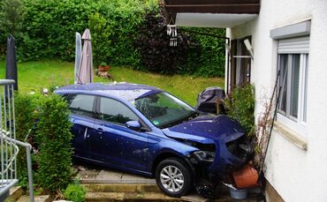 Remseck: PKW schanzt durch Gartzen und kracht in Hauswand